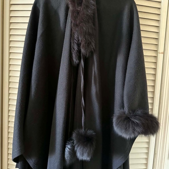 Classic Black Wool-Blend Poncho with Fur Trim - Picture 2 of 4
